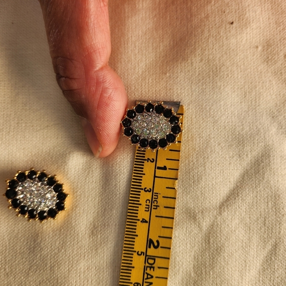 NINA RICCI - Golden metal clip on earrings black rhinestones - Picture 12 of 15